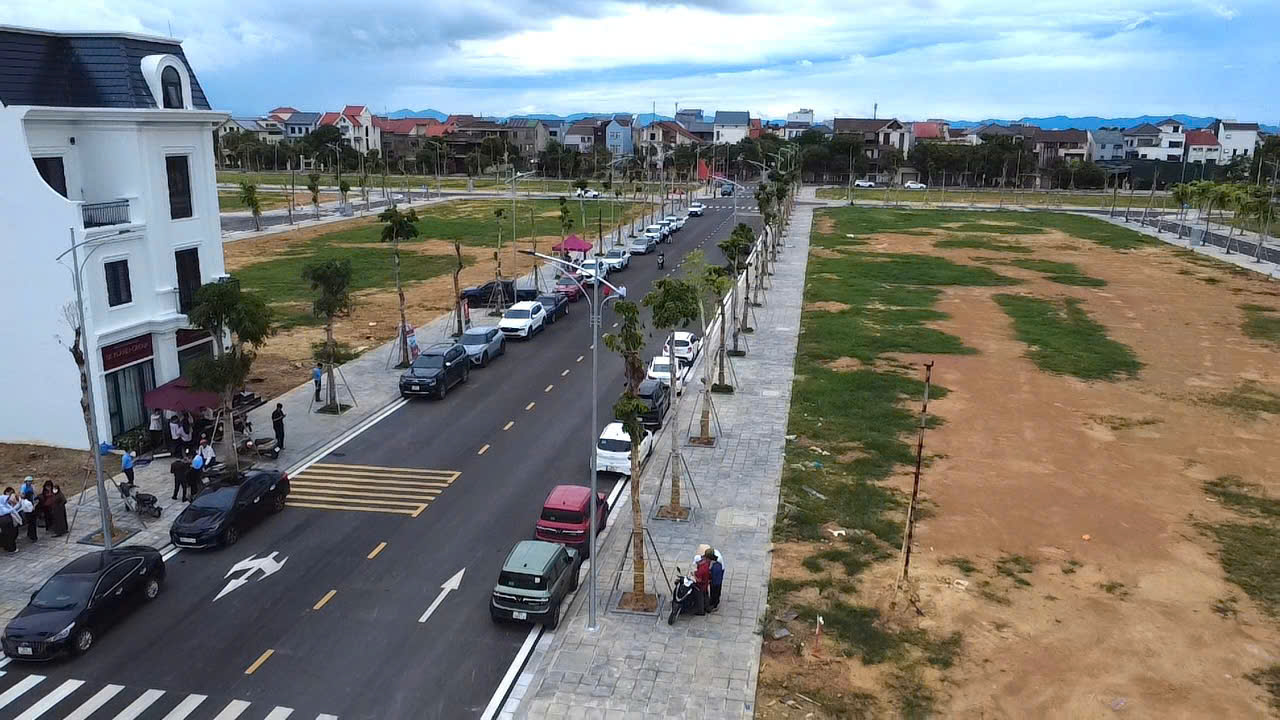 Đường nội khu Elite Residence Bắc Thạch Quý trải nhựa, vỉa hè lát đá, nhà phố phong cách châu Âu và các lô đất liền kề