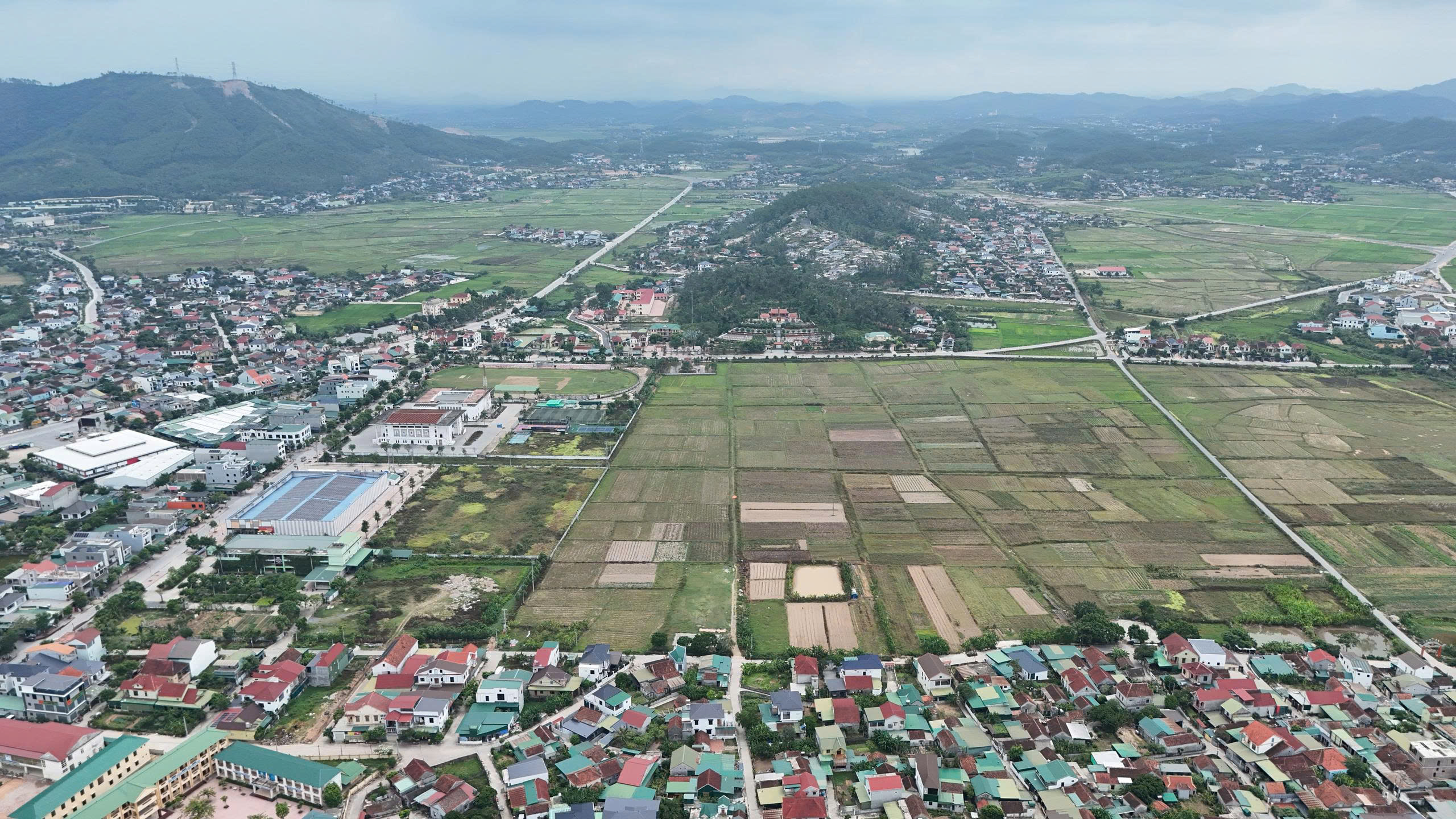 Flycam toàn cảnh thị trấn Nam Đàn cũ nhìn ra sông Lam — vị trí dự án Park City Nam Đàn tại xã Vạn An