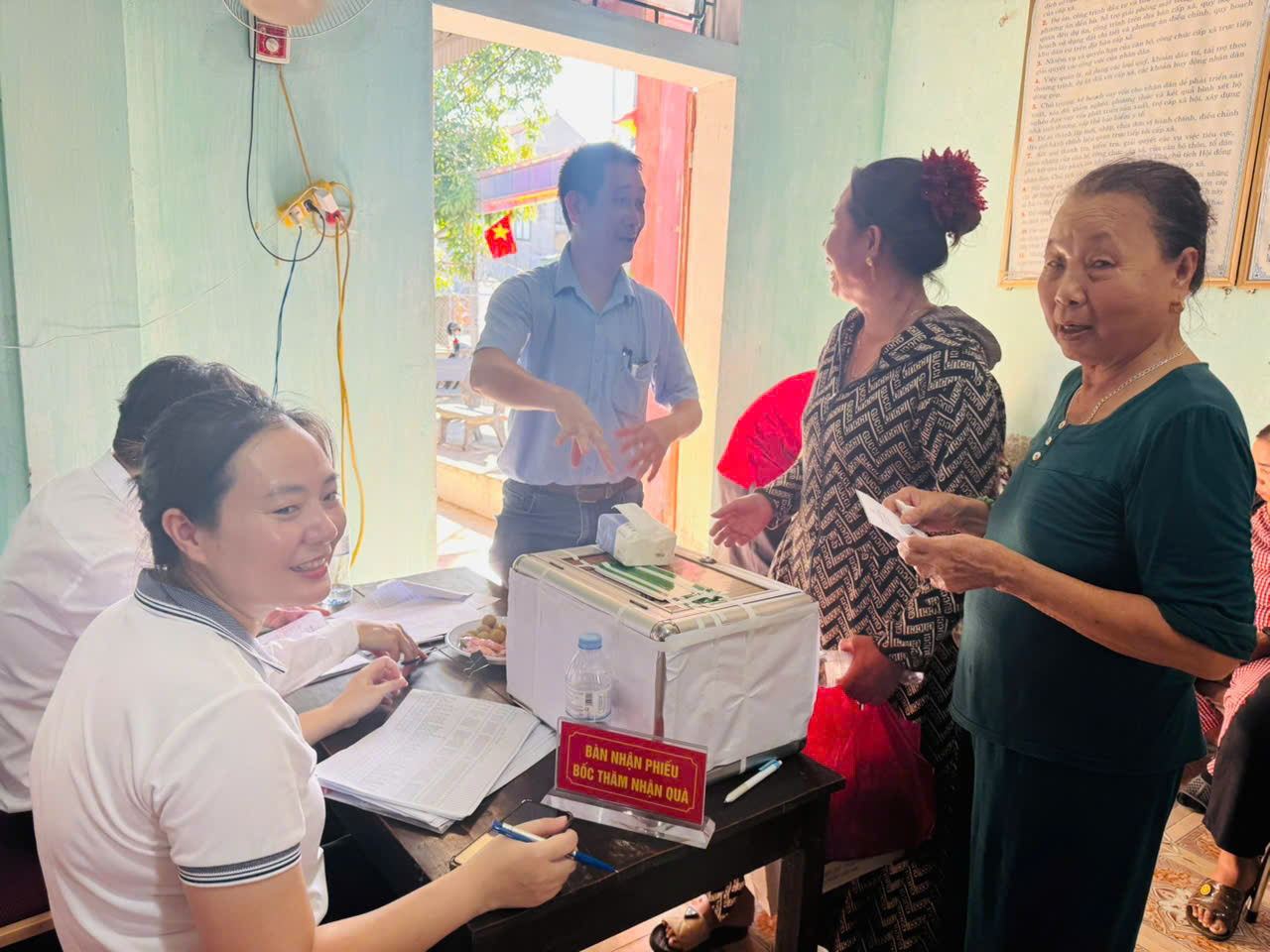 Người dân xã Vạn An nhận tiền đền bù, bàn giao mặt bằng dự án Nam Đàn New Central