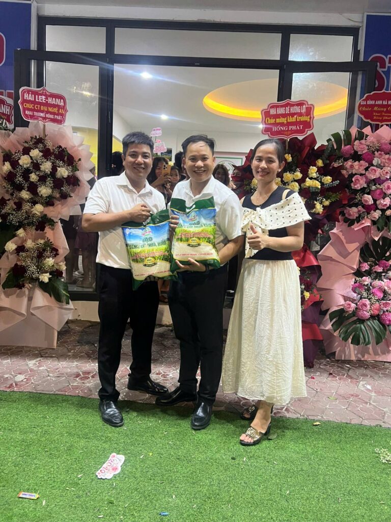 Khách đến chúc mừng cầm túi gạo Sèng Cù Nhà Hảo trước cửa hàng Cụ Đại Nghệ An ở Nam Đàn