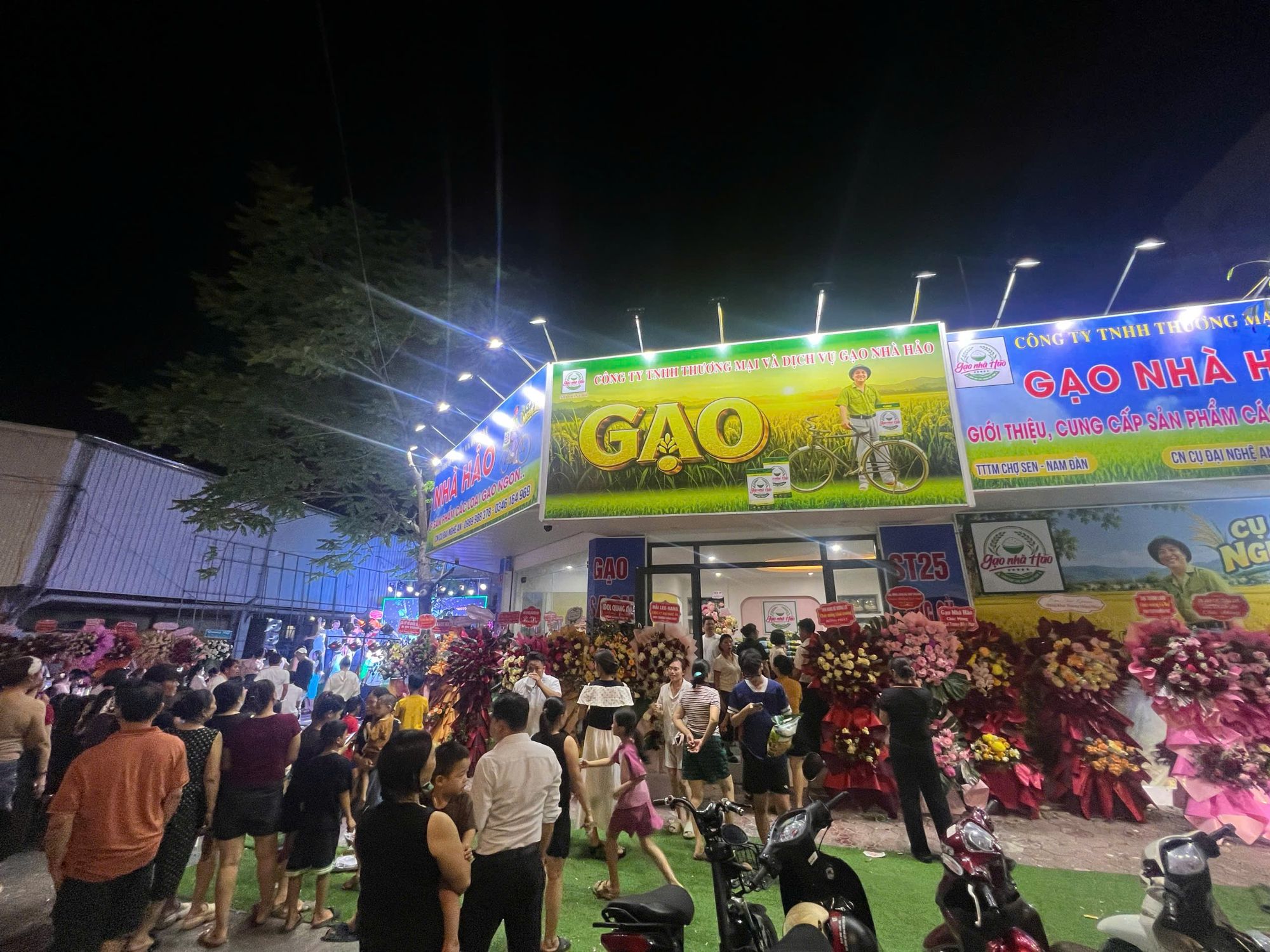 Cụ Đại Nghệ An khai trương cửa hàng gạo tại Chợ Sen Nam Đàn: ngày vui hội tụ những tấm lòng